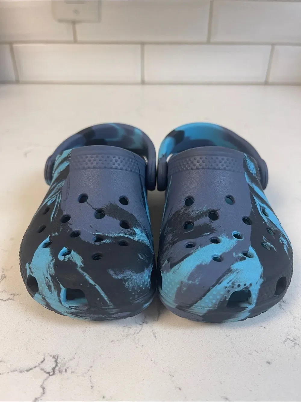 Crocs KIDS' CROCS LITTLE KID CLASSIC MARBLED CLOGS Blue Swirl Shoes Size 8